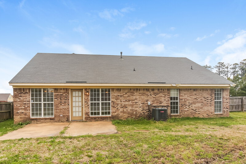 1,585/Mo, 1979 Cresent Ln Southaven, MS 38671 Rear View