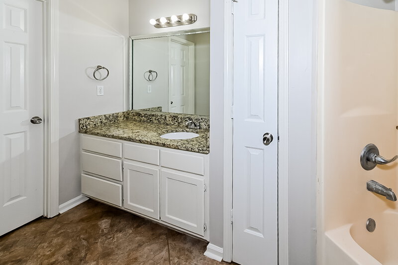 1,770/Mo, 9940 Stephenson Ln Olive Branch, MS 38654 Main Bathroom View