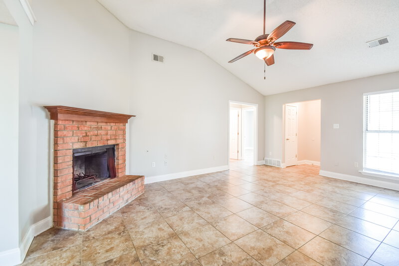 1,695/Mo, 7711 Iris Cove Southaven, MS 38671 Living Room View 2