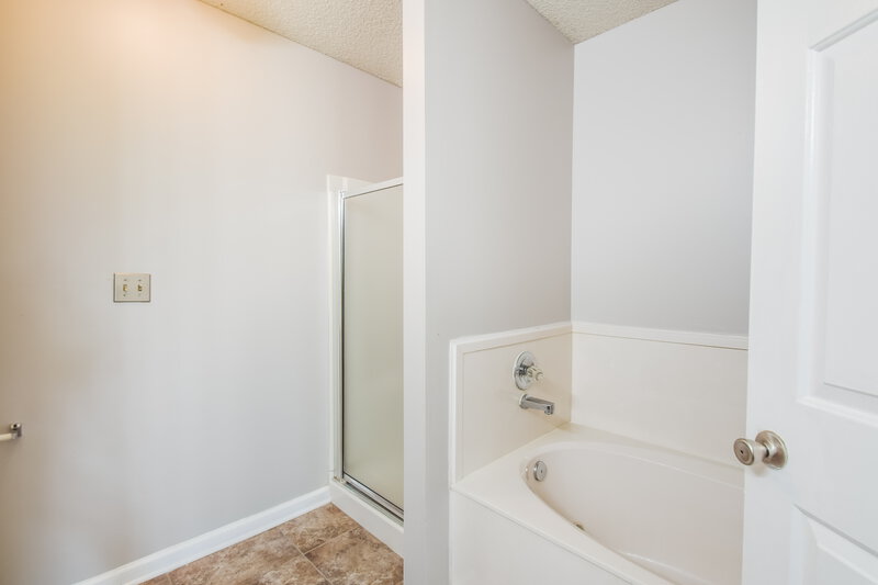 1,695/Mo, 7711 Iris Cove Southaven, MS 38671 Main Bathroom View 2