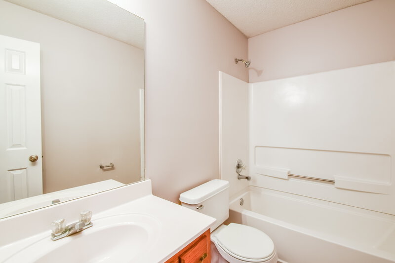 1,695/Mo, 7711 Iris Cove Southaven, MS 38671 Bathroom View
