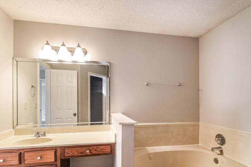 1,700/Mo, 7109 Tudor Ln Horn Lake, MS 38637 Main Bathroom View