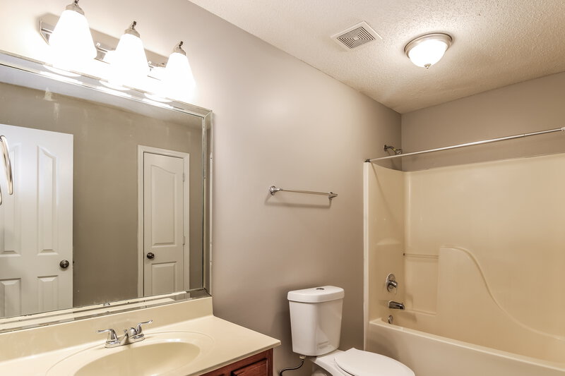 1,700/Mo, 7109 Tudor Ln Horn Lake, MS 38637 Bathroom View