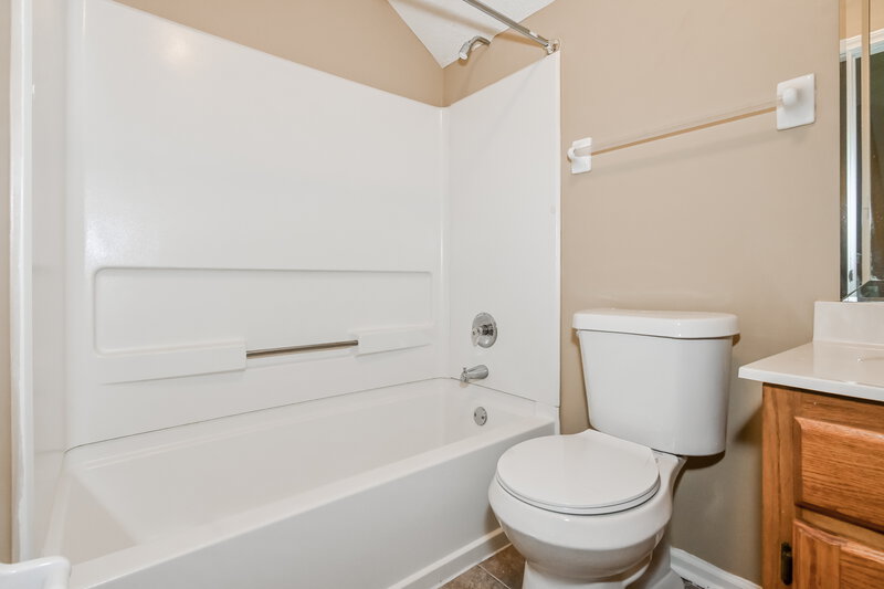 1,765/Mo, 5905 Kayla Dr Southaven, MS 38671 Bathroom View 2