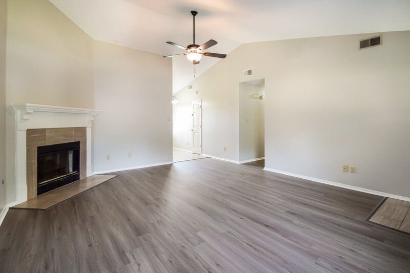 1,605/Mo, 2545 Waverly Dr Horn Lake, MS 38637 Living Room View 2