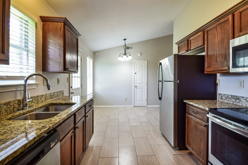 1,605/Mo, 2545 Waverly Dr Horn Lake, MS 38637 Kitchen View 2