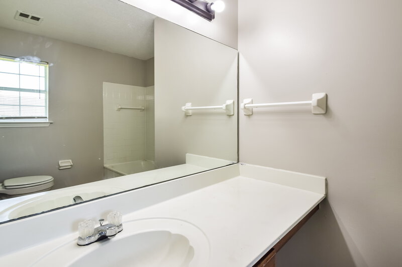 1,605/Mo, 2545 Waverly Dr Horn Lake, MS 38637 Bathroom View