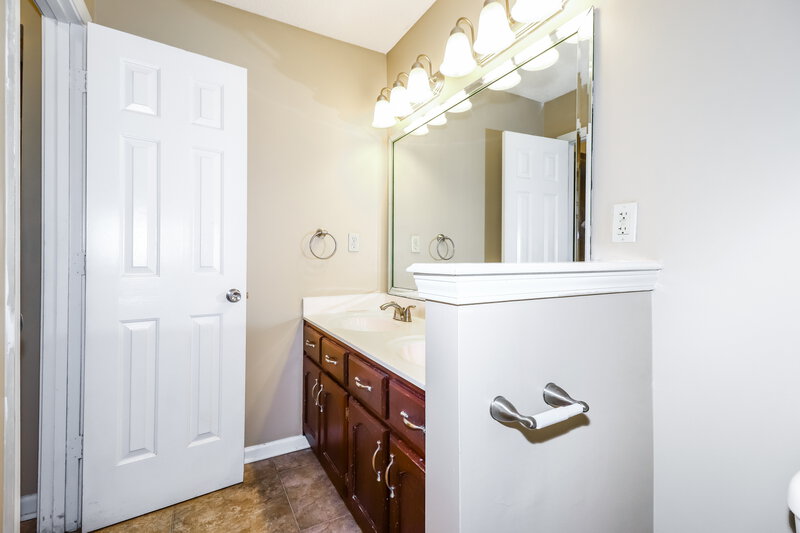 1,450/Mo, 5577 Steffani Dr Southaven, MS 38671 Main Bathroom View