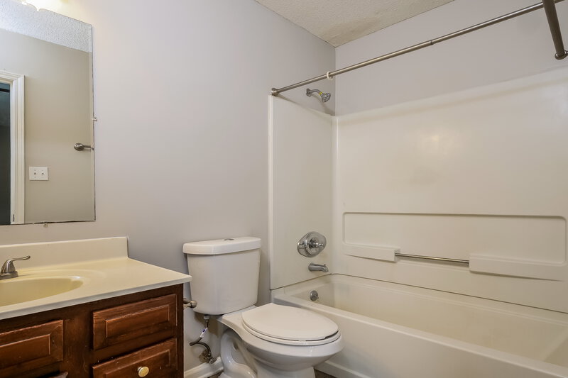 1,545/Mo, 3880 Warrington Dr Horn Lake, MS 38637 Main Bathroom View 2