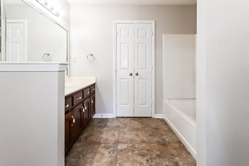 1,830/Mo, 5621 Kayla Dr Southaven, MS 38671 Main Bathroom View