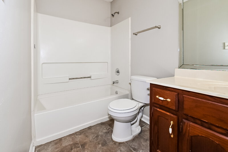 1,830/Mo, 5621 Kayla Dr Southaven, MS 38671 Bathroom View 2