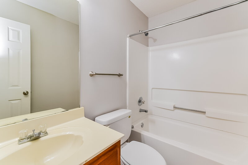 1,730/Mo, 7845 Sarah Ann Dr S Southaven, MS 38671 Main Bathroom View