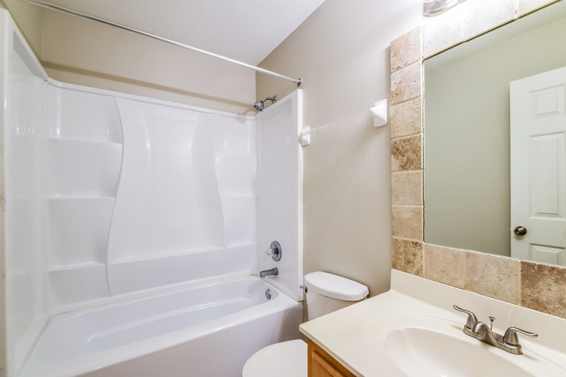 1,610/Mo, 6926 Ginwood Cove Walls, MS 38680 Main Bathroom View