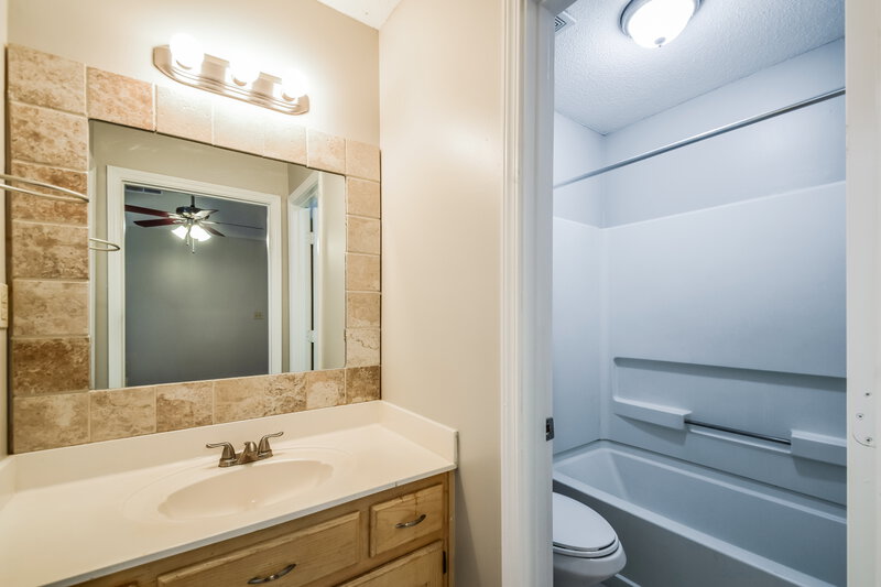 1,610/Mo, 6926 Ginwood Cove Walls, MS 38680 Bathroom View