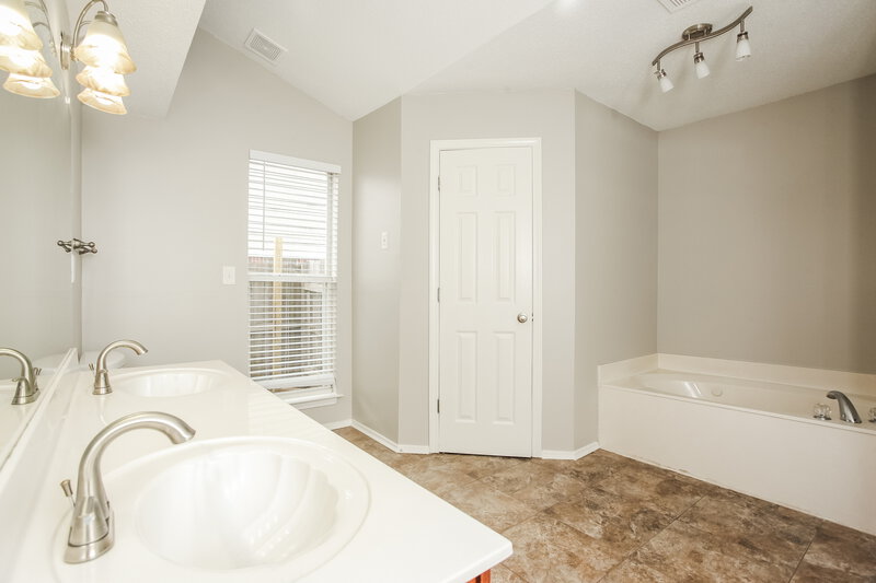 1,645/Mo, 4393 Citation Dr Southaven, MS 38671 Main Bathroom View 2