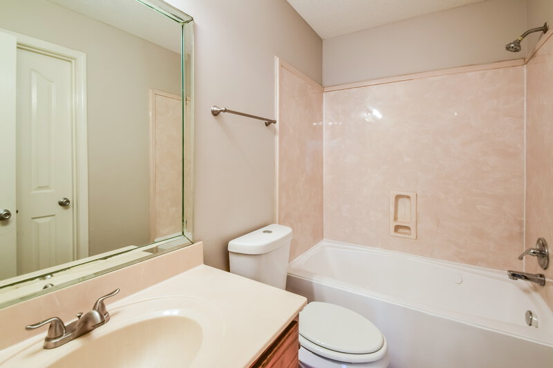 1,655/Mo, 7341 Lee Ann Dr Horn Lake, MS 38637 Main Bathroom View
