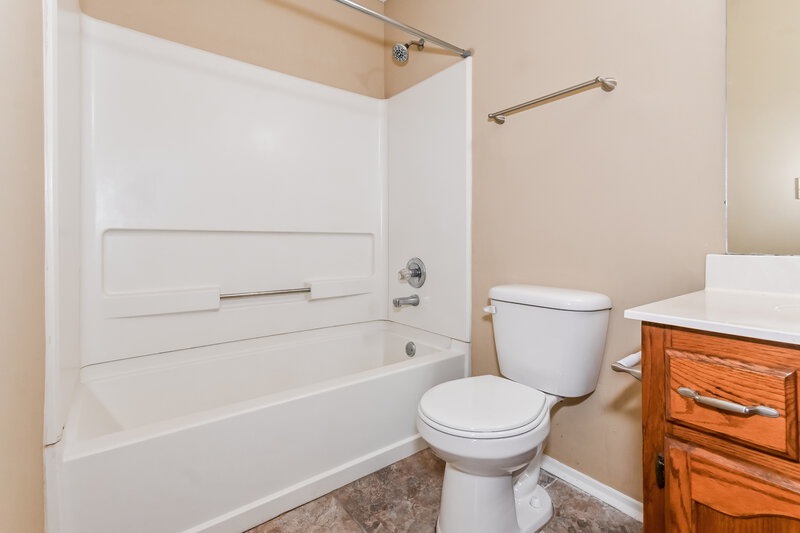 1,360/Mo, 3399 Bayberry Dr Horn Lake, MS 38637 Main Bathroom View