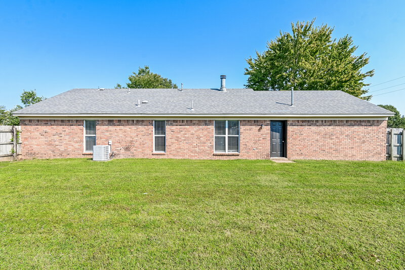 1,360/Mo, 3399 Bayberry Dr Horn Lake, MS 38637 Rear View
