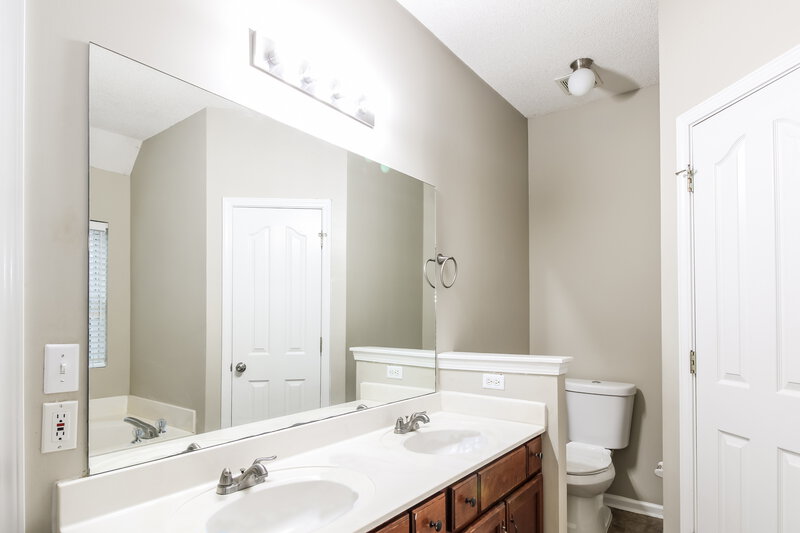 1,785/Mo, 10054 Fox Hunt Dr Olive Branch, MS 38654 Main Bathroom View
