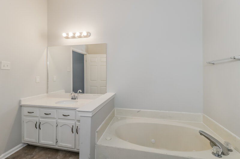 1,875/Mo, 5430 Stateline Rd Walls, MS 38680 Main Bathroom View