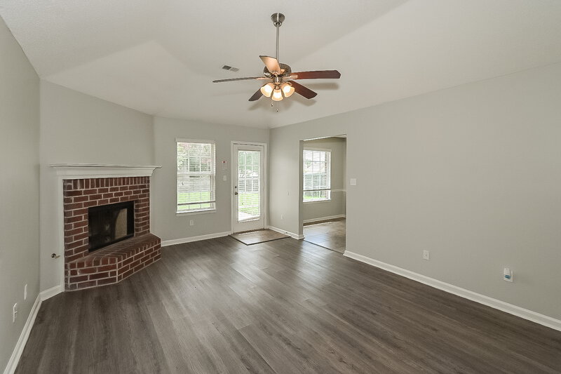 1,655/Mo, 1203 Thames Dr Southaven, MS 38671 Living Room View 2