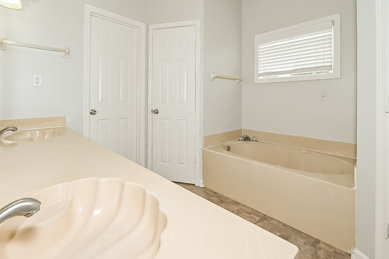 1,655/Mo, 1203 Thames Dr Southaven, MS 38671 Main Bathroom View