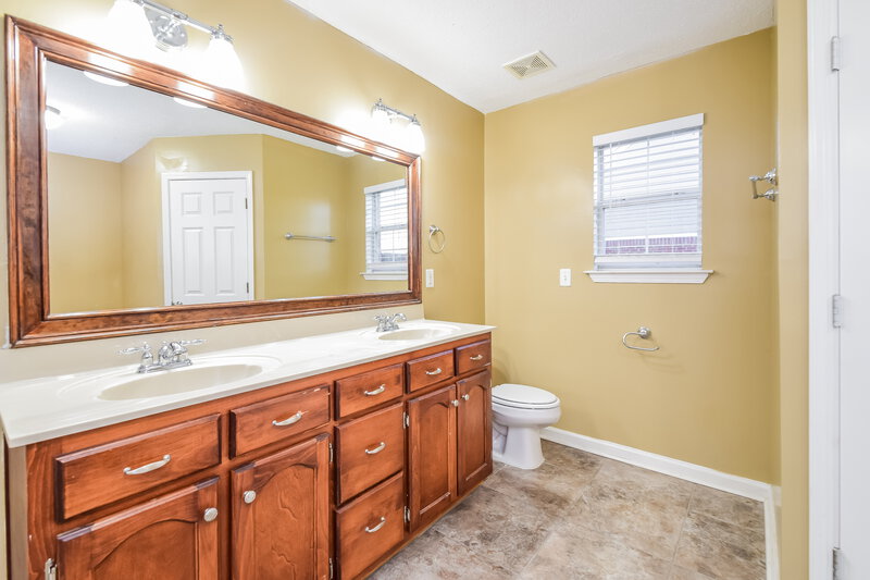 2,010/Mo, 8166 Martin Dr Southaven, MS 38671 Main Bathroom View