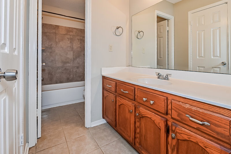 1,520/Mo, 4210 Brighton Dr Horn Lake, MS 38637 Main Bathroom View