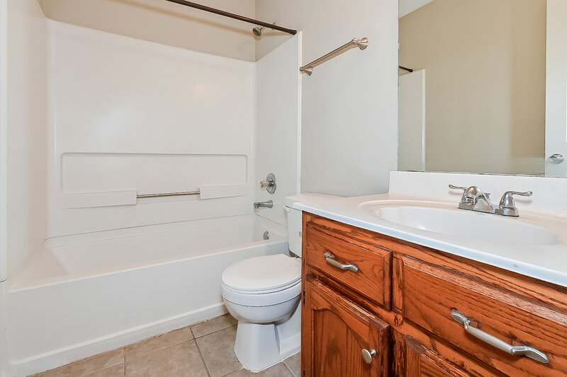 1,520/Mo, 4210 Brighton Dr Horn Lake, MS 38637 Bathroom View
