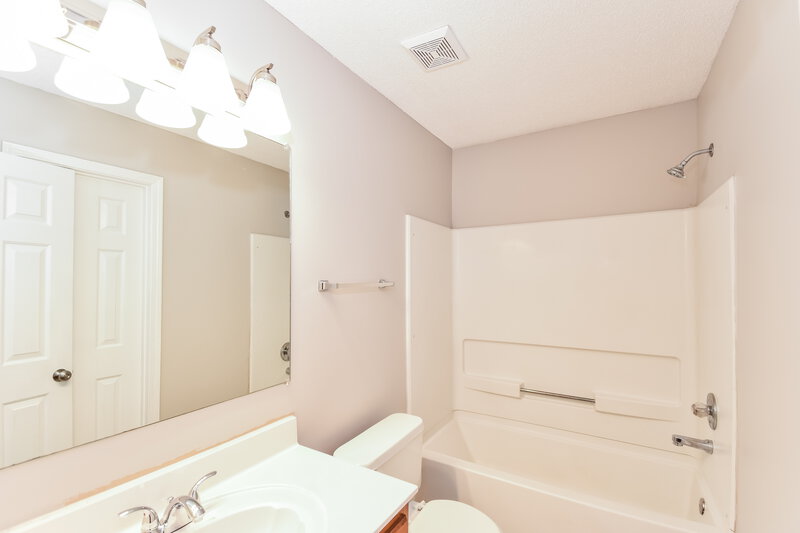 1,530/Mo, 7082 Hampton Dr Horn Lake, MS 38637 Main Bathroom View