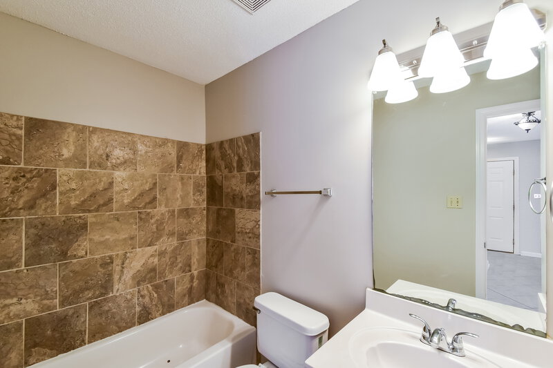 1,530/Mo, 7082 Hampton Dr Horn Lake, MS 38637 Bathroom View