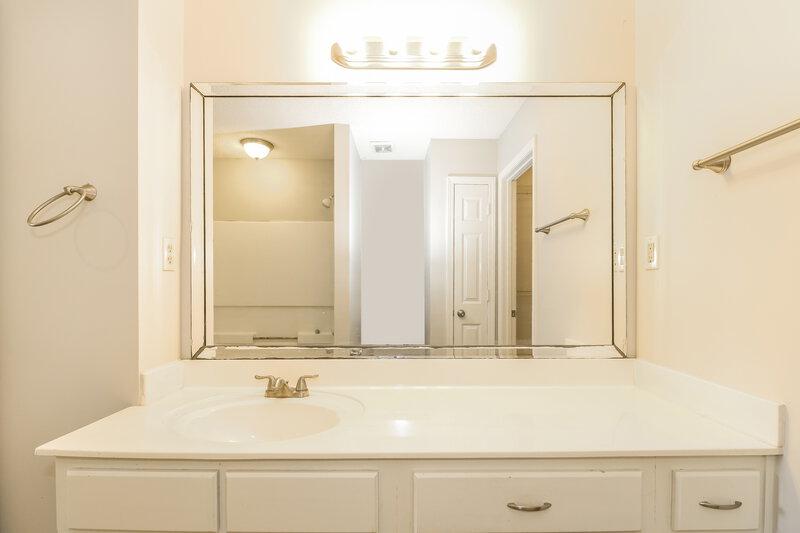 1,630/Mo, 2916 Churchwell Dr Horn Lake, MS 38637 Main Bathroom View