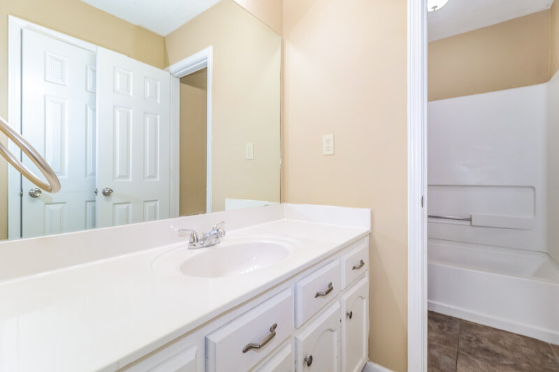 1,710/Mo, 7390 Paddock Cove Southaven, MS 38671 Main Bathroom View