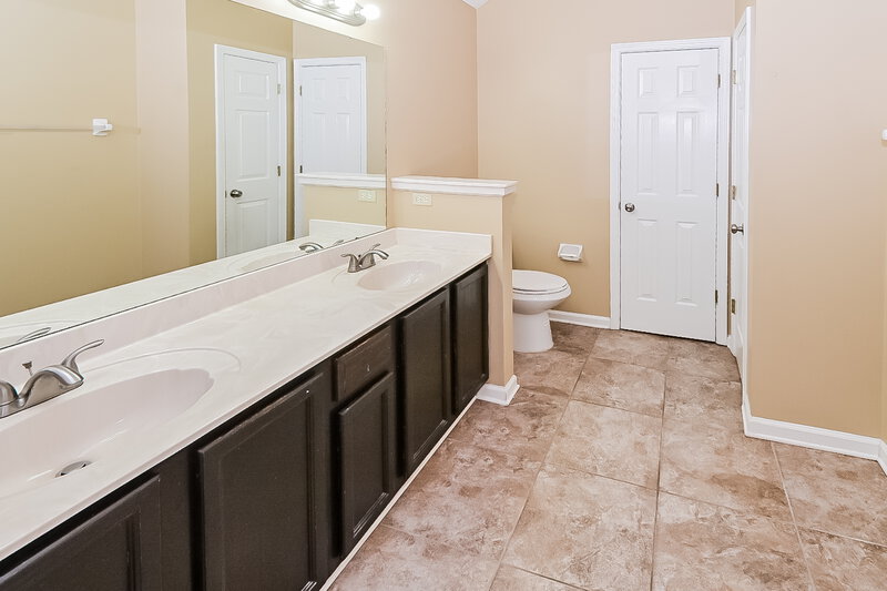 1,680/Mo, 12621 Fox Run Cove Olive Branch, MS 38654 Main Bathroom View