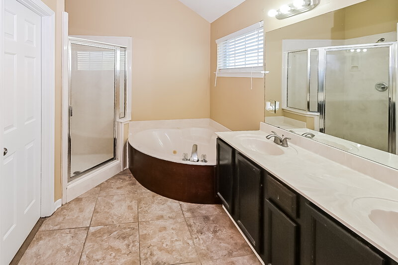 1,680/Mo, 12621 Fox Run Cove Olive Branch, MS 38654 Main Bathroom View 2