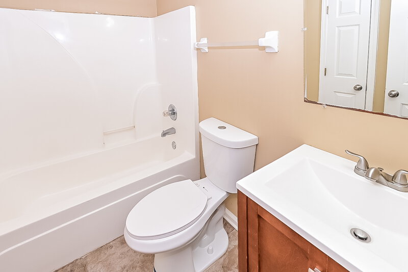 1,680/Mo, 12621 Fox Run Cove Olive Branch, MS 38654 Bathroom View