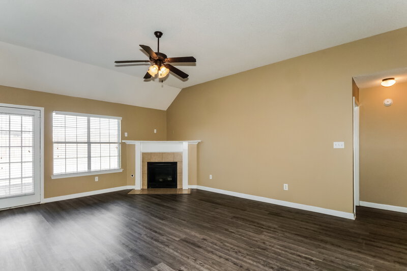 1,610/Mo, 6776 Anna May Dr Walls, MS 38680 Living Room View