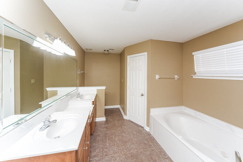 1,695/Mo, 6808 Anna May Dr Walls, MS 38680 Main Bathroom View