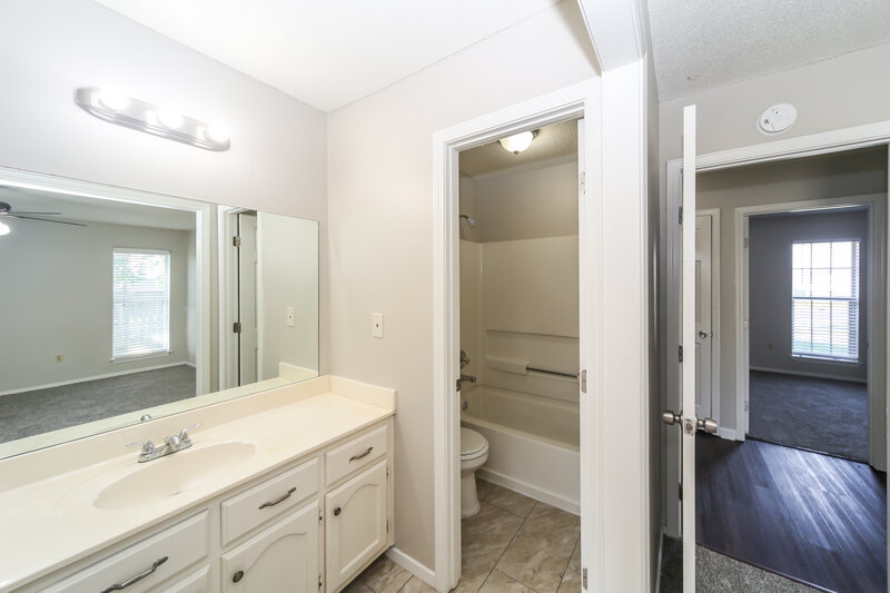 1,575/Mo, 9195 Belmont Dr Southaven, MS 38671 Main Bathroom View