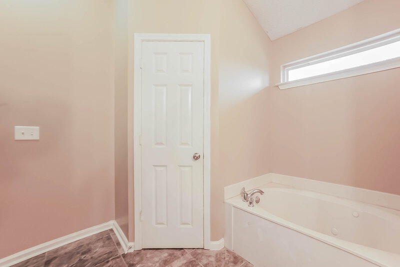 1,810/Mo, 8153 Mary Payton Dr Southaven, MS 38671 Main Bathroom View