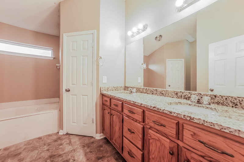 1,810/Mo, 8153 Mary Payton Dr Southaven, MS 38671 Main Bathroom View 2
