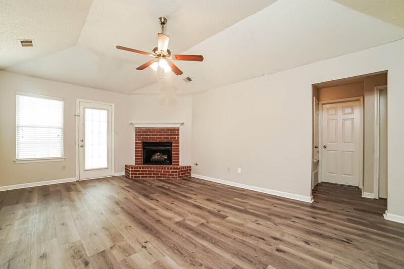 1,700/Mo, 4078 Shadow Glen Dr Horn Lake, MS 38637 Living Room View