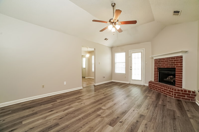 1,700/Mo, 4078 Shadow Glen Dr Horn Lake, MS 38637 Living Room View 2