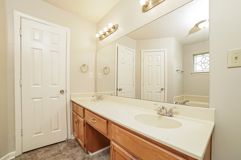 1,700/Mo, 4078 Shadow Glen Dr Horn Lake, MS 38637 Main Bathroom View