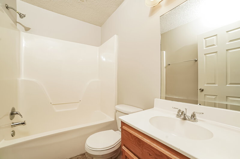 1,700/Mo, 4078 Shadow Glen Dr Horn Lake, MS 38637 Bathroom View