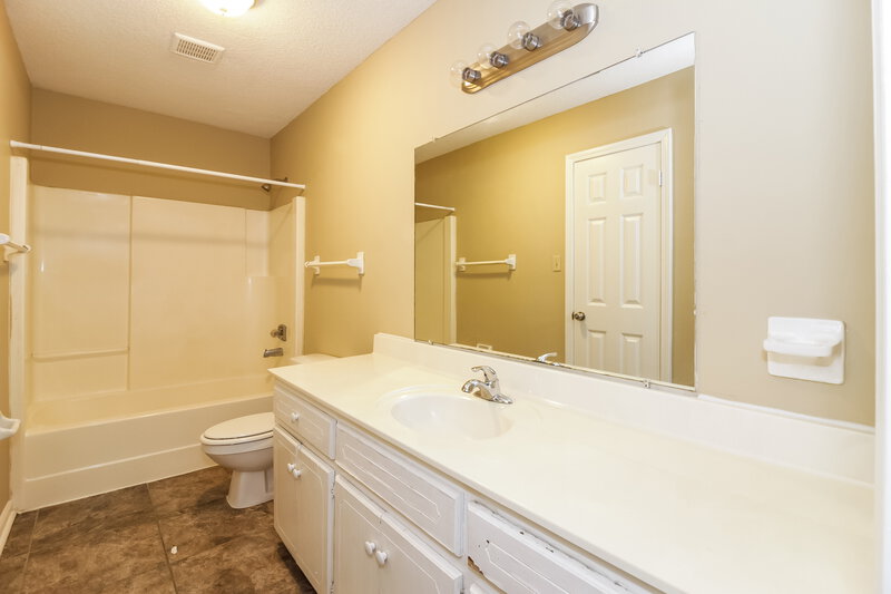 1,780/Mo, 10018 Goodman Rd Olive Branch, MS 38654 Bathroom View