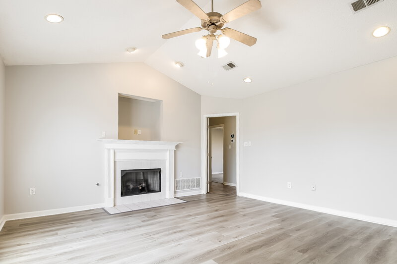 1,795/Mo, 1649 Cherry Creek Dr Southaven, MS 38671 Living Room View 2