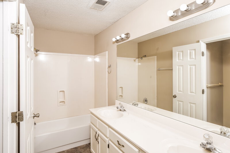 1,635/Mo, 1153 Charstone Dr Southaven, MS 38671 Main Bathroom View