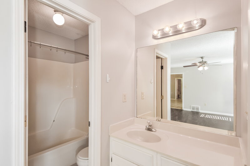 1,455/Mo, 7110 Redfern Dr Horn Lake, MS 38637 Main Bathroom View