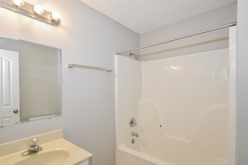 1,455/Mo, 7110 Redfern Dr Horn Lake, MS 38637 Bathroom View